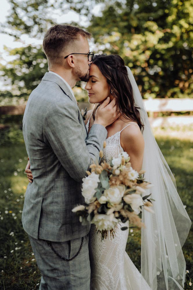 Hochzeitskuss vor dem Weingut in Bad Dürkheim